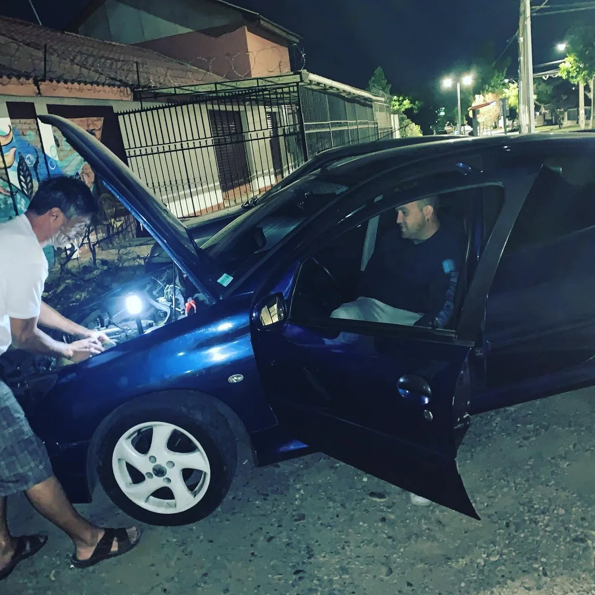 Mecánica 17 realizando un rescate mecánico a domicilio durante la noche