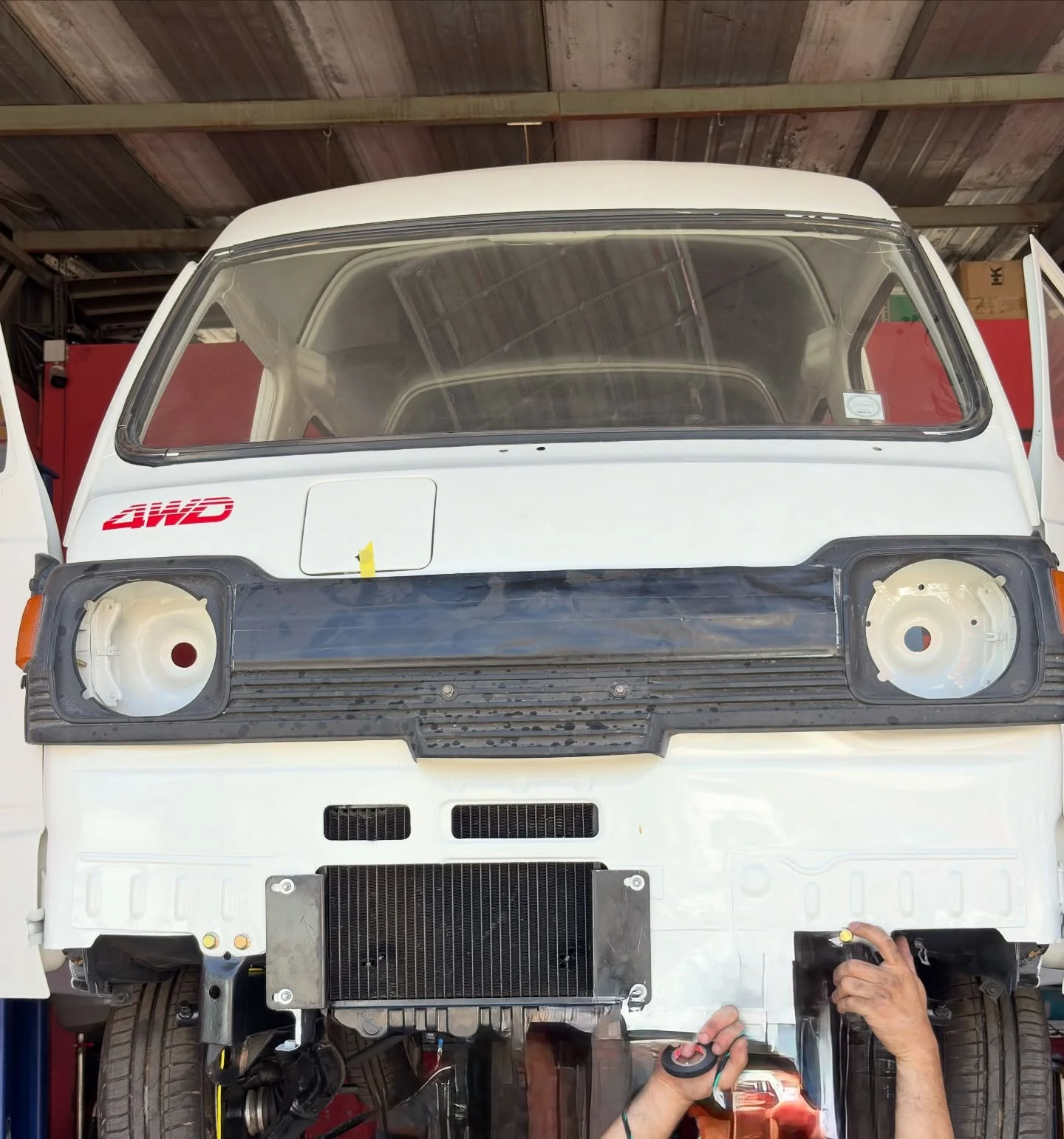 Furgón Subaru 600 4x4 en proceso de preparación
